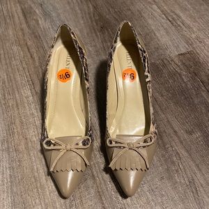 Ellen Tracey low taupe and black heel pumps